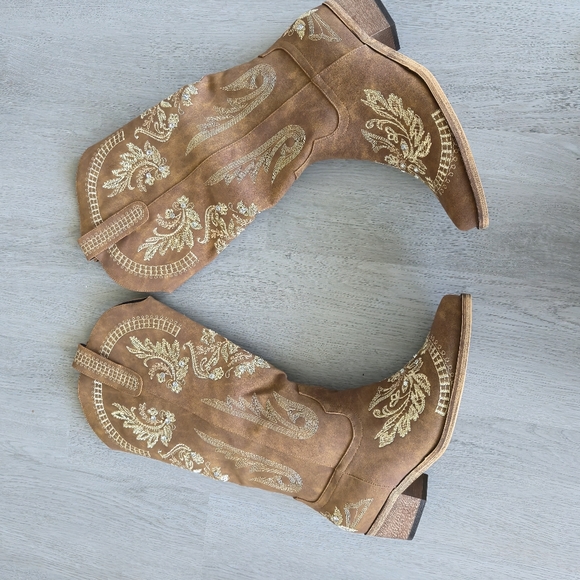 Embroidered Tan Western Cowboy Boots - Picture 12 of 15